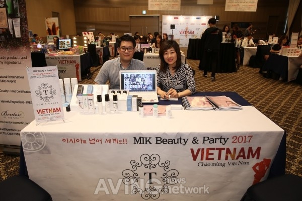 Gian hàng của The Tom tại MIK Beauty & Party Vietnam. (Nguồn: kr.aving.net) Sửa rửa mặt dạng thỏi - sản phẩm độc đáo dành cho người bận rộn ảnh 3
