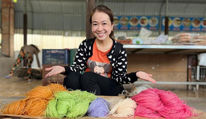 Du khách thích thú trải nghiệm quy trình làm hủ tiếu đa sắc. (Ảnh: TTXVN phát) Độc đáo món hủ tiếu đa sắc “có một không hai” ở Cần Thơ ảnh 1