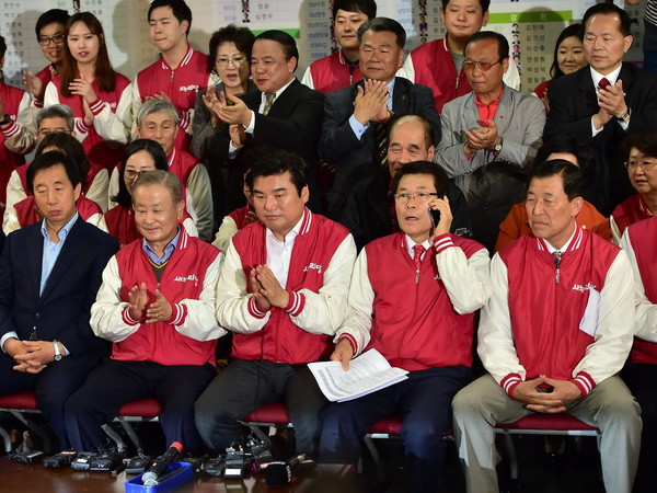 Hàn Quốc: Lãnh đạo đảng Saenuri cầm quyền xin từ chức ảnh 1