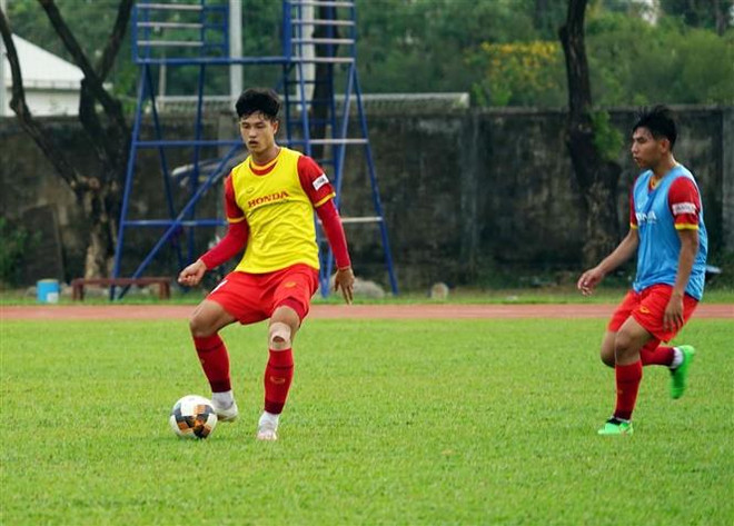 Các cầu thủ U23 Việt Nam luyện tập trên sân của khu tổ hợp thể thao thuộc Viện Giáo dục Thể chất và Thể thao (NIPES). (Ảnh: Trần Long/TTXVN) Đội tuyển U23 Việt Nam tìm cách ‘bắt bài’ đối thủ Singapore ảnh 1