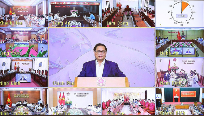 Thủ tướng Phạm Minh Chính chủ trì phiên họp trực tuyến tại điểm cầu Chính phủ. (Ảnh: Dương Giang/TTXVN) Thúc đẩy tiêu dùng và đầu tư công, kích hoạt các hoạt động kinh tế ảnh 1