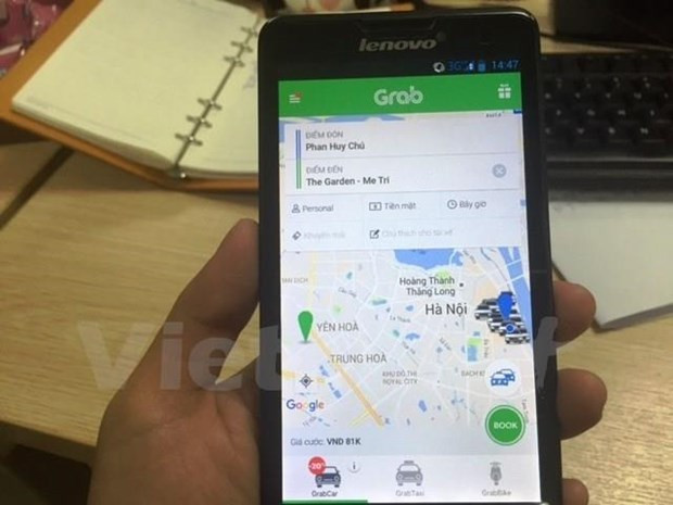 Ứng dụng phần mềm gọi xe của Grab đã hoạt động trở lại sau khi được thành phố Hà Nội cho phép sau giãn cách xã hội. (Ảnh: Việt Hùng/Vietnam+) Grab, Be và hãng taxi ''rục rịch'' chạy trở lại sau giãn cách xã hội ảnh 1