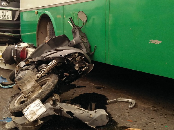 Phú Yên: Xe buýt lật nhào vào lề đường, 3 người bị thương ảnh 1