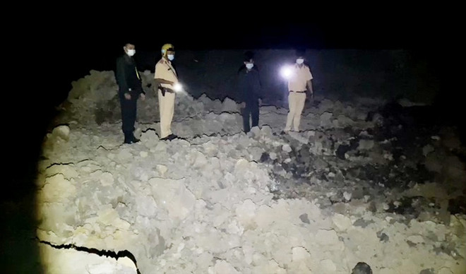 An Giang: Bắt quả tang nhóm đối tượng khai thác khoáng sản trái phép ảnh 1