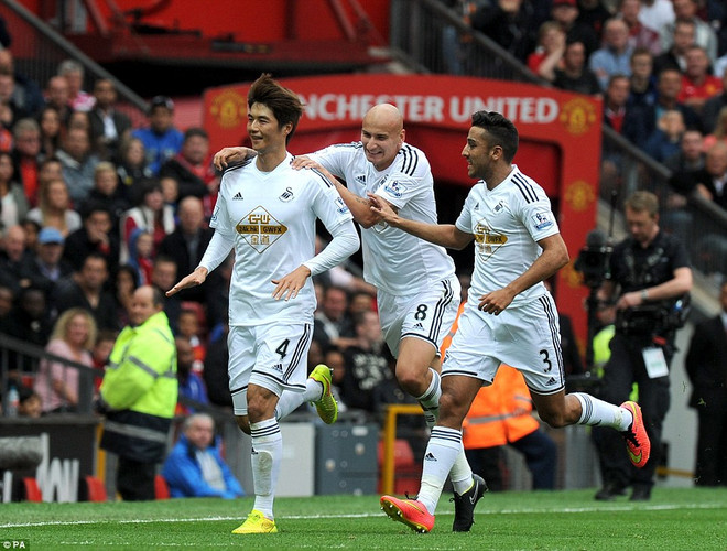 [Photo] Swansea cho M.U nếm "trái đắng" trong ngày ra quân ảnh 6