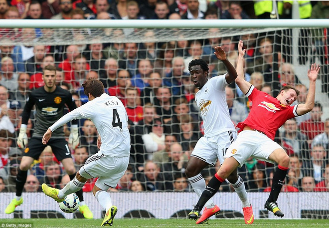 [Photo] Swansea cho M.U nếm "trái đắng" trong ngày ra quân ảnh 4