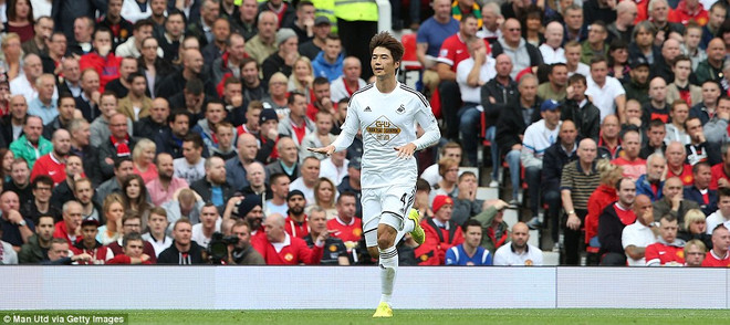 [Photo] Swansea cho M.U nếm "trái đắng" trong ngày ra quân ảnh 5