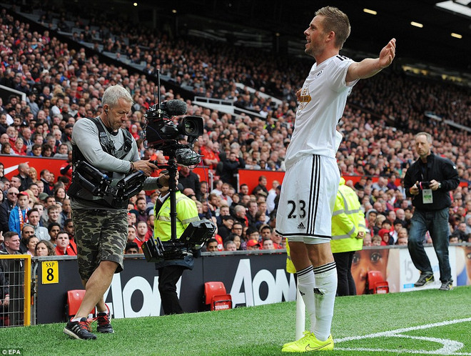 [Photo] Swansea cho M.U nếm "trái đắng" trong ngày ra quân ảnh 11