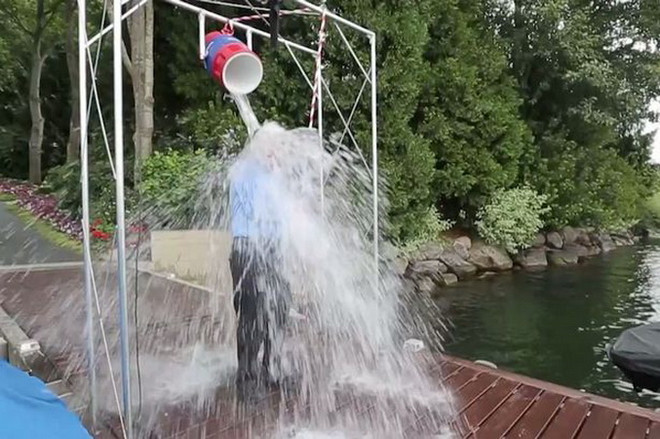 Bill Gates dội nước lạnh lên người sau lời thách từ Zuckerberg ảnh 1