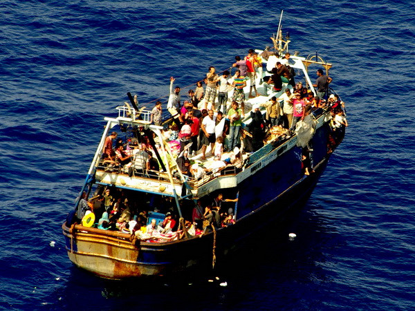 LHQ cân nhắc giải pháp phá hủy tàu thuyền dùng chở người nhập cư ảnh 1