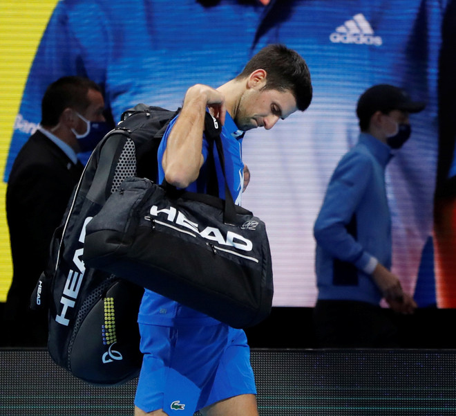 Djokovic lỡ cơ hội san bằng kỷ lục của Roger Federer. (Nguồn: AP) ATP Finals 2020: Novak Djokovic và Rafael Nadal cùng bị loại ở bán kết ảnh 1