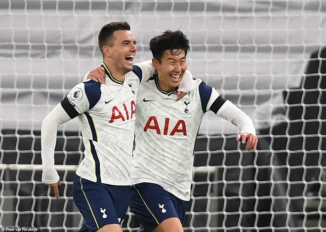Son Heung-Min và Giovani Lo Celso tỏa sáng giúp Tottenham hạ Man City. (Nguồn: Reuters) Premier League: Tottenham lên đỉnh, Old Trafford lần đầu trọn niềm vui ảnh 1