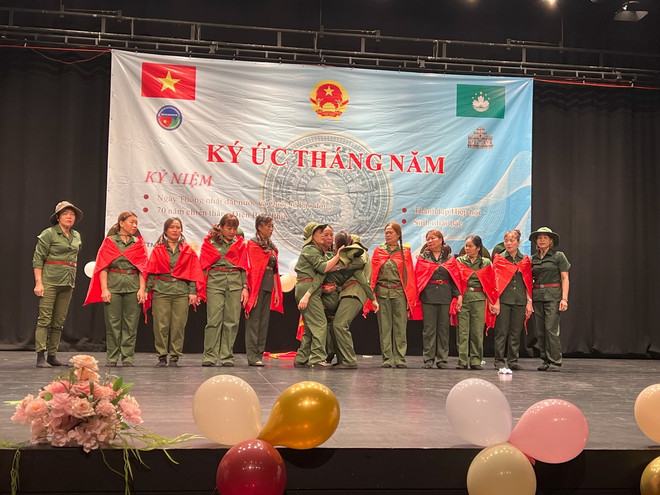 Một tiết mục văn nghệ tại lễ kỷ niệm. (Ảnh: Mạc Luyện/TTXVN) nguoi Viet tai Macau3.jpg