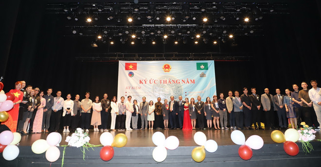Các đại biểu tham gia lễ kỷ niệm chụp ảnh lưu niệm. (Ảnh: Mạc Luyện/TTXVN) nguoi Viet tai Macau4.jpg