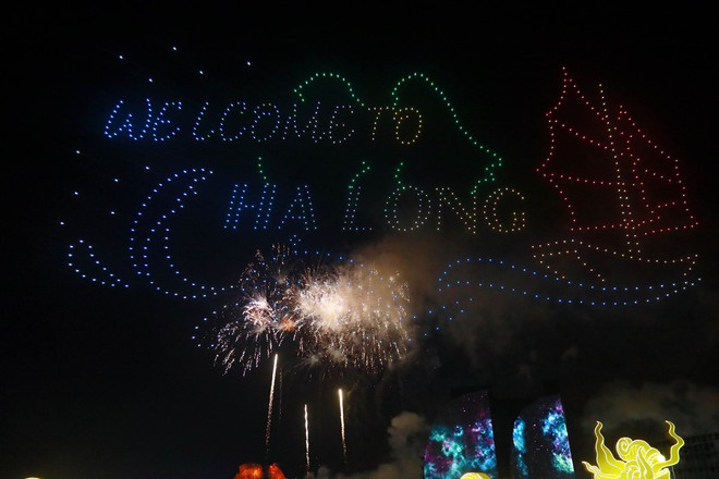 Màn trình diễn Drone light xếp hình đầy ấn tượng tại lễ khai mạc Carnaval Hạ Long. (Ảnh: Đức Hiếu/TTXVN) khai_mac_carnaval_ha_long2.jpg