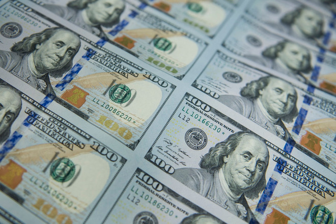 Đồng tiền mệnh giá 100 USD. (Ảnh: AFP/TTXVN) chong lam phat.jpg