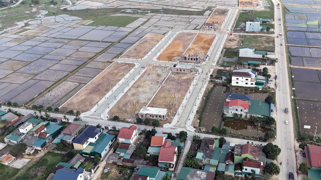 Khu tái định cư dự án đường bộ cao tốc Bắc-Nam được xây dựng ở xã Lưu Vĩnh Sơn, huyện Thạch Hà, Hà Tĩnh. (Ảnh: Hữu Quyết/TTXVN) khu tai dinh cu.jpg