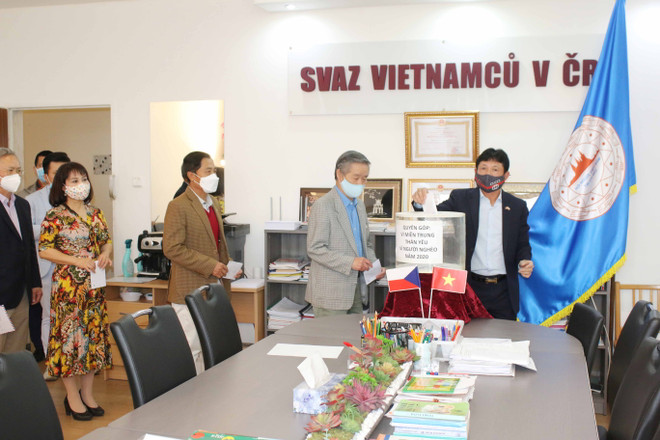 Người Việt Nam tại Séc và Ba Lan phát động ủng hộ đồng bào miền Trung ảnh 1