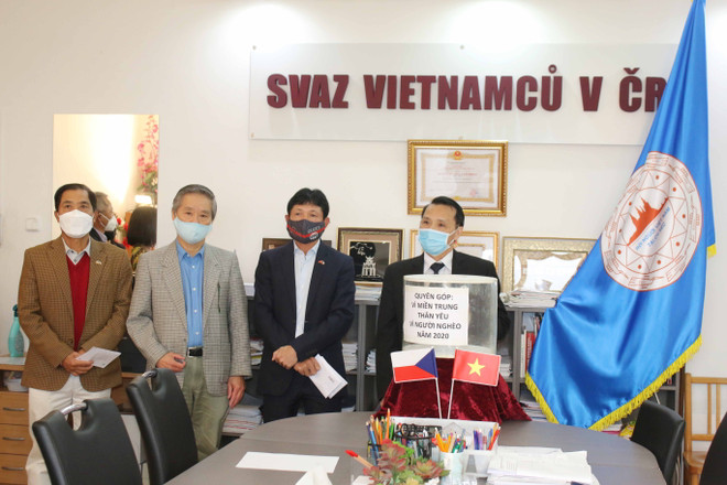Người Việt Nam tại Séc và Ba Lan phát động ủng hộ đồng bào miền Trung ảnh 2