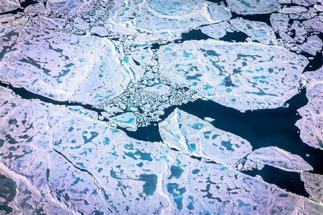 Băng tan tại Greenland, ngày 19/7/2022. (Ảnh: AFP/TTXVN) Mực nước biển dâng cao hơn 10cm so với thập niên 90 của thế kỷ trước ảnh 1