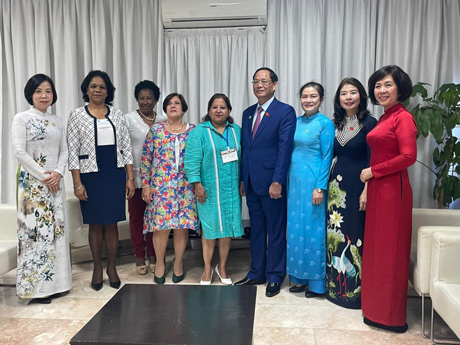 Bà Teresa María Amarelle Boué, Uỷ viên Bộ Chính trị Đảng Cộng sản Cuba, Tổng thư ký Liên hiệp phụ nữ Cuba và ông Trần Quang Phương, Uỷ viên Trung ương Đảng Cộng sản Việt Nam, Phó Chủ tịch Quốc hội với các đại biểu đoàn phụ nữ Việt Nam và Cuba tham dự Hội thảo. (Ảnh: TTXVN) Thúc đẩy quan hệ hữu nghị hai Hội Liên hiệp Phụ nữ Việt Nam và Cuba ảnh 3