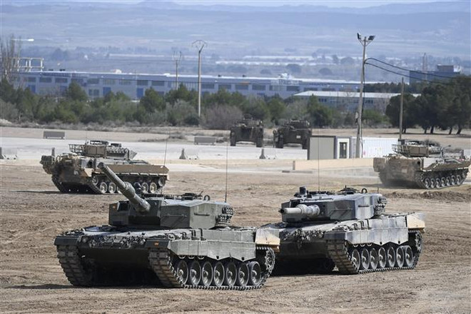 Binh sỹ Ukraine tham gia khóa huấn luyện trên xe tăng Leopard 2 tại Zaragoza, Tây Ban Nha, ngày 13/3/2023. (Ảnh: AFP/TTXVN) Nhóm Tiếp xúc đã hỗ trợ quân sự tổng trị giá hơn 55 tỷ USD cho Ukraine ảnh 1