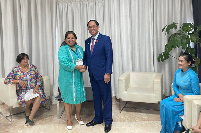 Bà Teresa Amarelle Boue, Uỷ viên Bộ Chính trị Đảng Cộng sàn Cuba, Tổng thư ký Liên hiệp phụ nữ Cuba bắt tay ông Trần Quang Phương, Uỷ viên Trung ương Đảng Cộng sản Việt Nam, Phó Chủ tịch Quốc hội. (Ảnh: TTXVN) Thúc đẩy quan hệ hữu nghị hai Hội Liên hiệp Phụ nữ Việt Nam và Cuba ảnh 1