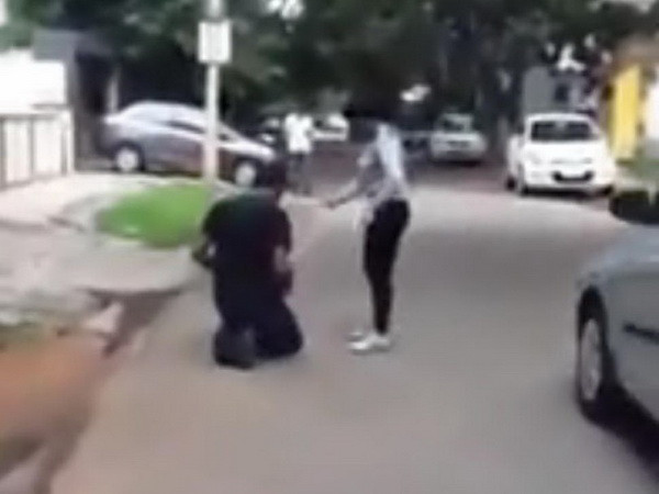 Ấn Độ: Cô gái dũng cảm bắt "yêu râu xanh" quỳ gối ngay giữa đường ảnh 2