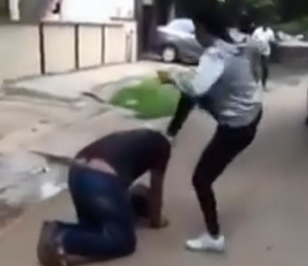 Ấn Độ: Cô gái dũng cảm bắt "yêu râu xanh" quỳ gối ngay giữa đường ảnh 1