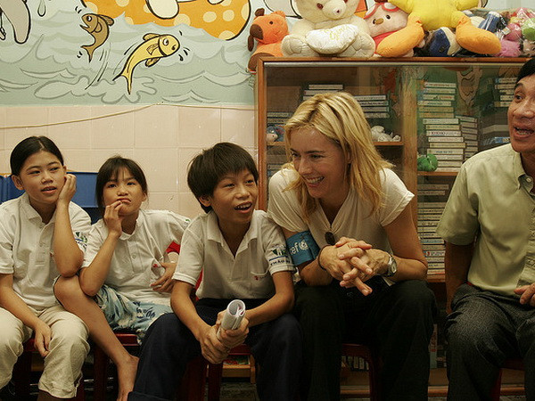 Tea Leoni trong một chuyến thiện nguyện tại Việt Nam (Nguồn: UNICEF) Nữ diễn viên Hollywood từng nhiều lần đến Việt Nam ly dị chồng ảnh 1