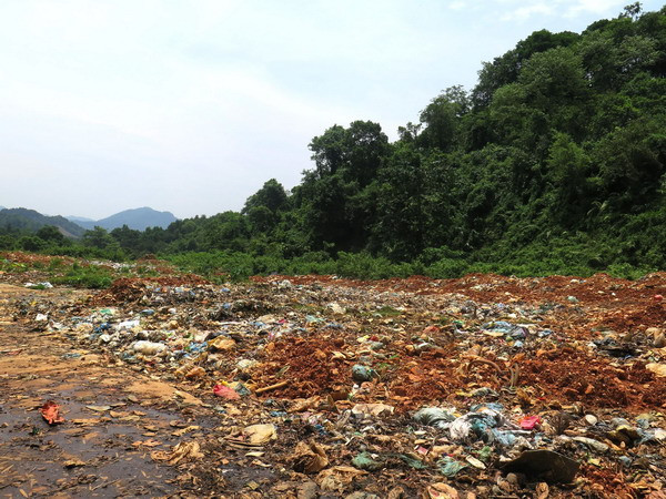 Bãi rác lộ thiên ở Hà Giang: Dân ngồi trong màn ăn cơm tránh ruồi ảnh 1