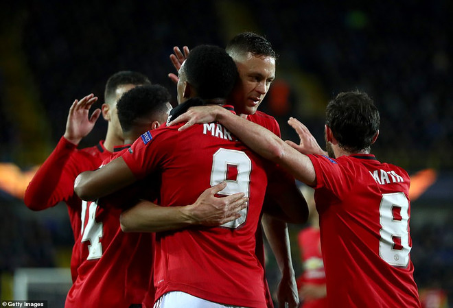 Cầu thủ M.U ăn mừng sau khi Martial ghi bàn gỡ hòa. Kết quả: M.U và Arsenal giành lợi thế, bóng đá Đức đại thắng ảnh 2