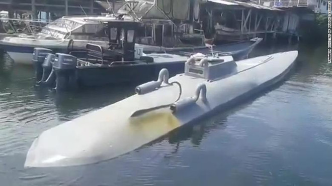 Các đối tượng dùng tàu bán ngầm để vận chuyển ma túy. (Nguồn: cnn) Panama tịch thu 5 tấn ma túy được vận chuyển bằng tàu bán ngầm ảnh 1