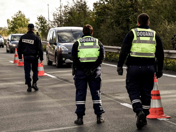 Pháp quản thúc tại gia nhiều đối tượng tình nghi theo luật mới ảnh 1