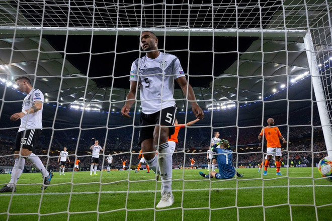 Jonathan Tah nhiều khả năng mất suất sau màn trình diễn tệ hại trước Hà Lan. (Nguồn: Getty Images) Đội hình nào cho Joachim Loew sau trận thua đội tuyển Hà Lan? ảnh 1
