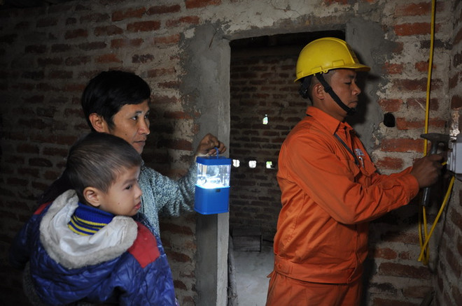 Lắp đặt điện và thay bóng đèn miễn phí cho các gia đình chính sách ảnh 1