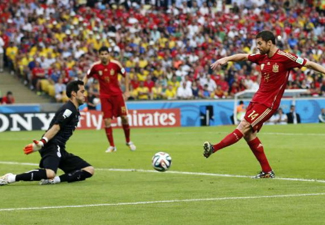 "Kẻ thù" của đội tuyển Tây Ban Nha cập bến Barcelona ảnh 2