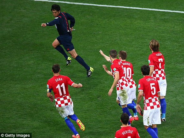 Tản mạn: Trọng tài World Cup cần phải là "siêu nhân X-Men"! ảnh 1