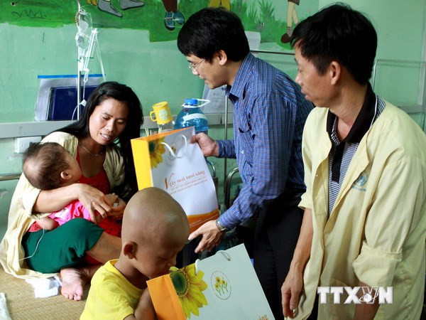 Trao quà cho bệnh nhi ung thư đang điều trị tại Bệnh viện Nhi trung ương. (Nguồn: TTXVN) Mỗi năm Việt Nam phát hiện thêm 160 nghìn ca ung thư ảnh 1