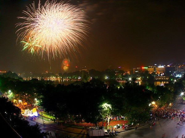 Pháo hoa trên bầu trời Hà Nội tối 10/10. (Nguồn: TTXVN) Khen thưởng TTXVN về tuyên truyền 60 năm Giải phóng Thủ đô ảnh 1