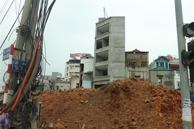 Nhà méo trên tuyến đường giao giữa Phạm Văn Đồng và Trần Cung (quận Cầu Giấy, Hà Nội). (Ảnh: Nhật Lệ/TTXVN) Bao giờ Hà Nội mới hết nhà 'siêu mỏng, siêu méo'? ảnh 1