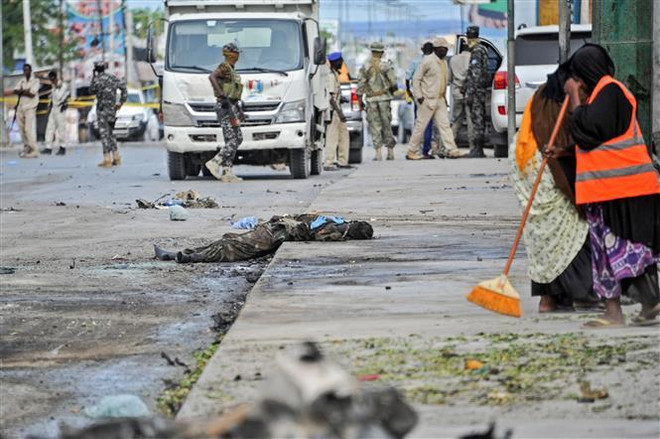 Binh sỹ Somalia điều tra tại hiện trường vụ đánh bom liều chết do phiến quân Al Shabab tiến hành tại thủ đô Mogadishu. (Ảnh: AFP/TTXVN) Một phó thủ lĩnh IS tại Somalia bị tiêu diệt sau cuộc không kích ảnh 1