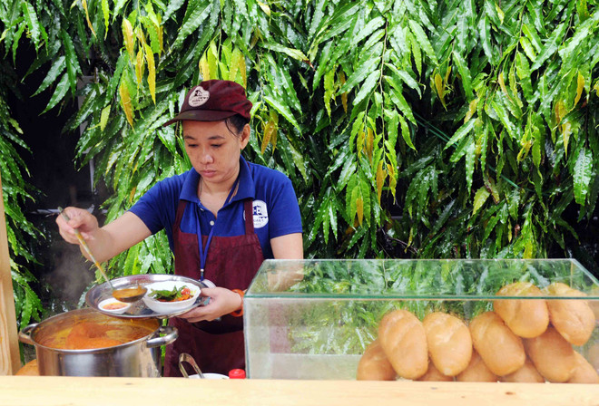 [Photo] TP.HCM khai trương phố ẩm thực hàng rong thứ hai ảnh 2