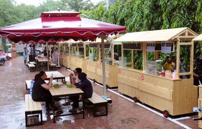 [Photo] TP.HCM khai trương phố ẩm thực hàng rong thứ hai ảnh 1