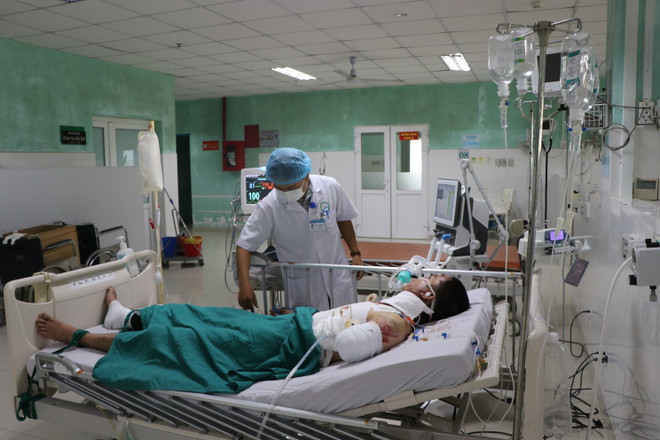 Điều trị cho bệnh nhân tai nạn giao thông. (Ảnh: Cao Nguyên/TTXVN) ttxvn_tai_nan_giao_thong_1402-2.jpg