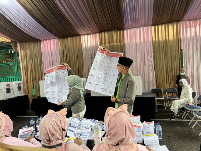 Bộ trưởng Du lịch và Kinh tế sáng tạo, Sandiaga Uno bỏ phiếu tại điểm bầu cử số 001, Selong, Kebayoran Baru, Nam Jakarta. (Ảnh: Đỗ Quyên/Vietnam+) vnp_Indonesia_bo_phieu_1402-1.jpg