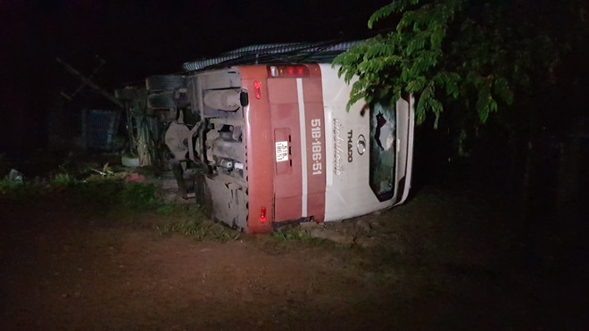 Bình Phước: Xe khách đâm vào trụ điện, nhiều hành khách bị thương ảnh 1