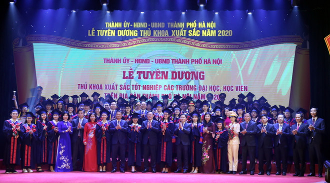 Hà Nội tuyên dương 88 thủ khoa tốt nghiệp các trường đại học, học viện ảnh 2