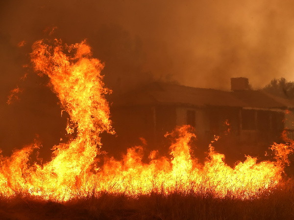 Mỹ khống chế được vụ cháy rừng tồi tệ kéo dài gần 1 tuần qua ảnh 1