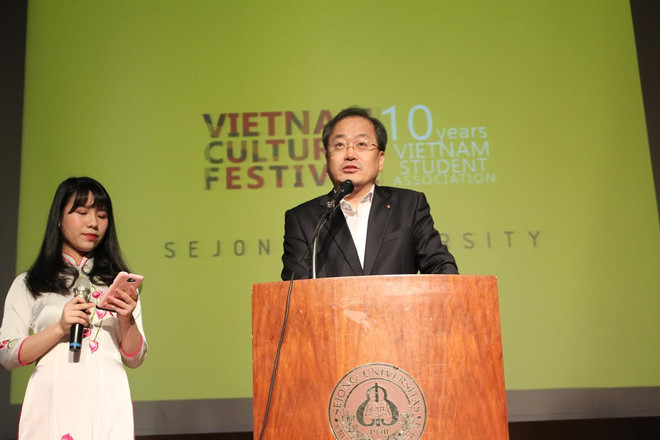 Giáo sư Kim Seong Eok phát biểu. (Ảnh: Vũ Toàn-Hữu Tuyên/Vietnam+) “Đêm văn hóa Việt Nam” của sinh viên Đại học Sejong Hàn Quốc ảnh 2